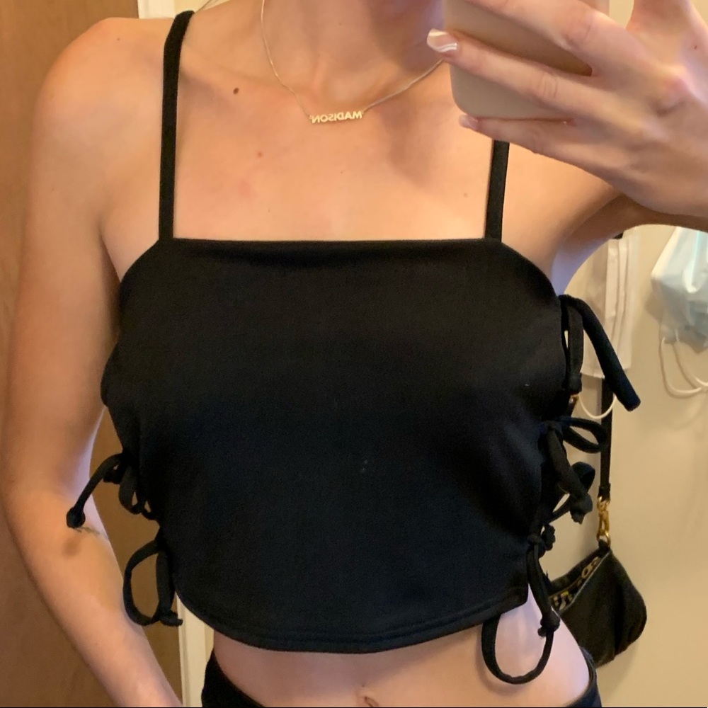 PRETTYLITTLETHING Black Side-tie up Crop Top - Picture 3 of 4